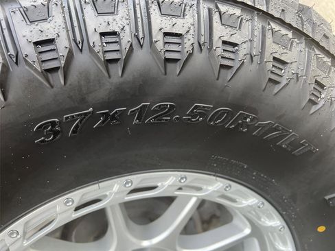 Used 2020 Jeep Gladiator Overland w/ Uconnect 4C Nav & Sound Group image 28