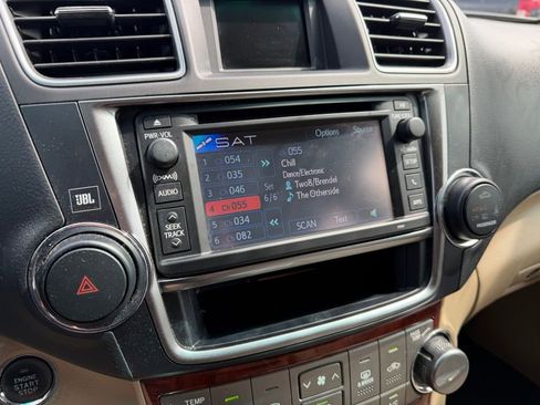 Used 2013 Toyota Highlander Limited FWD image 19