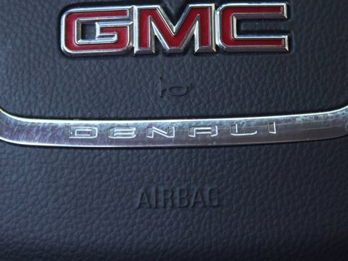 Used 2022 GMC Acadia Denali w/ Denali Technology Package FWD image 24