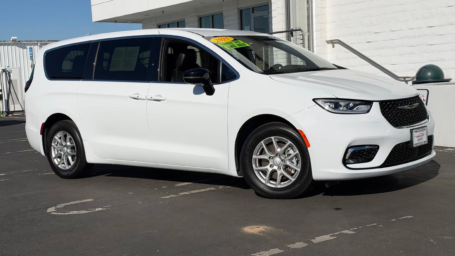 Used 2025 Chrysler Pacifica Select FWD image 2