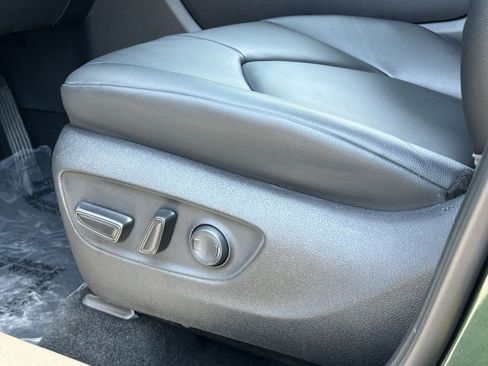 Used 2024 Toyota Highlander XLE AWD/4WD image 13