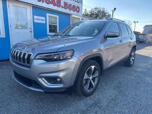 Used 2019 Jeep Cherokee Limited image 2