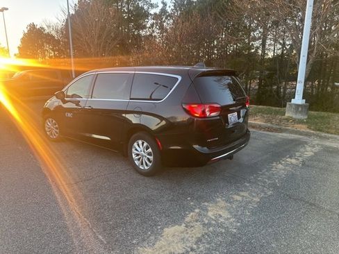 Used 2018 Chrysler Pacifica Touring Plus image 3