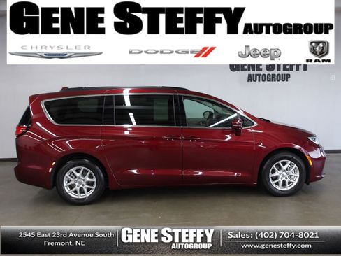 Used 2022 Chrysler Pacifica Touring-L w/ Uconnect Theater Family Group FWD image 1