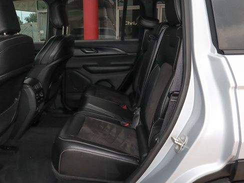 Used 2023 Jeep Grand Cherokee Altitude image 8