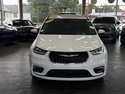 Used 2023 Chrysler Pacifica Touring-L FWD image 14