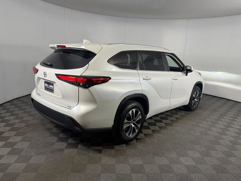 Used 2023 Toyota Highlander XLE FWD image 5