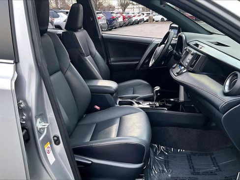Used 2018 Toyota RAV4 SE image 8