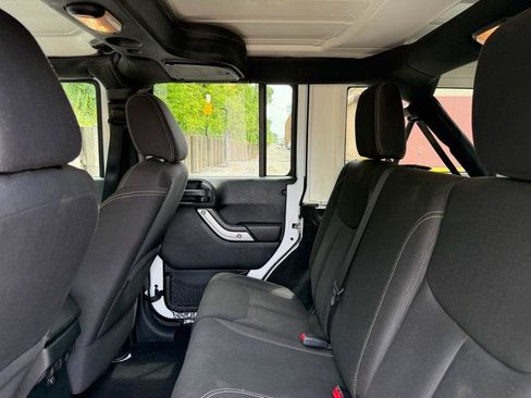 Used 2016 Jeep Wrangler Unlimited Sahara w/ Connectivity Group AWD/4WD image 21