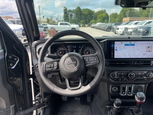 Used 2025 Jeep Wrangler Sport AWD/4WD image 16