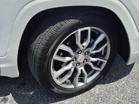 Used 2024 GMC Terrain Denali w/ Denali Premium Package AWD/4WD image 3