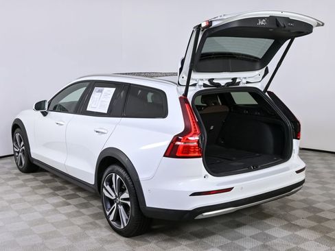 Certified 2025 Volvo V60 B5 Cross Country Plus image 33
