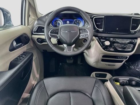 Used 2024 Chrysler Pacifica Touring-L FWD image 20