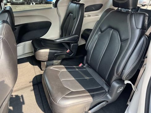 Used 2023 Chrysler Pacifica Touring-L FWD image 11