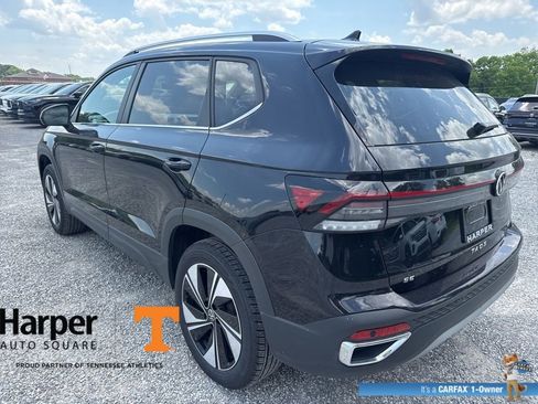 Used 2025 Volkswagen Taos SE w/ Panoramic Sunroof Package AWD/4WD image 3