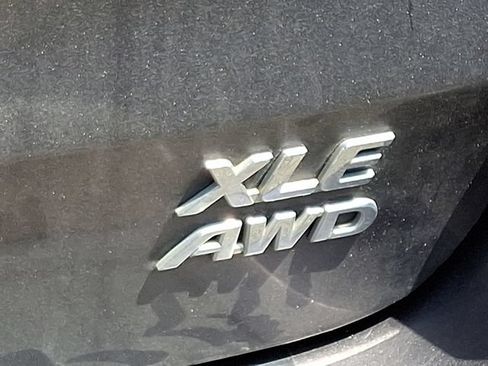 Used 2018 Toyota Sienna XLE w/ XLE Navigation Package AWD/4WD image 9