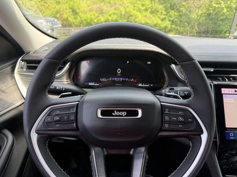 Used 2023 Jeep Grand Cherokee Limited w/ Black Appearance Package AWD/4WD image 21