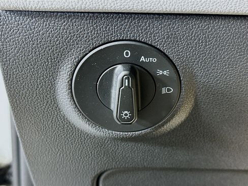 Used 2022 Volkswagen Taos SE image 17