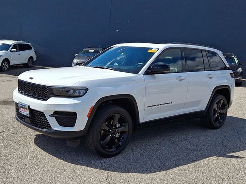 Used 2023 Jeep Grand Cherokee Altitude image 3