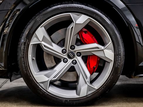 Used 2024 Audi Q8 e-tron Prestige image 35