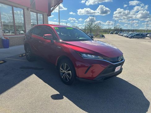 Used 2021 Toyota Venza LE w/ Carpet Mat Package (TMS) image 3