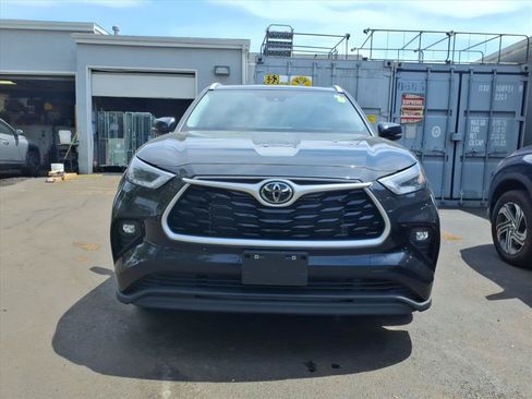 Used 2023 Toyota Highlander XLE AWD/4WD image 2