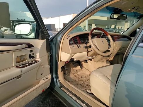 Used 2006 Lincoln Town Car Signature L image 11
