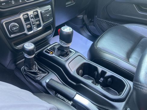 Used 2020 Jeep Wrangler Unlimited Sahara image 42