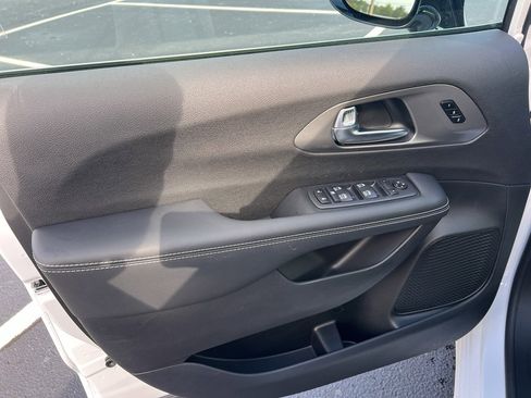 New 2026 Chrysler Pacifica Select image 8