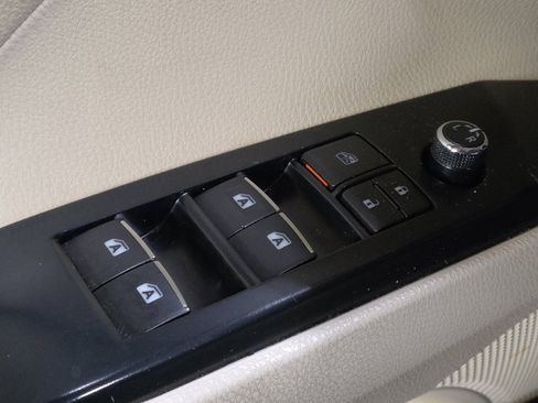 Used 2020 Toyota Camry XLE image 27