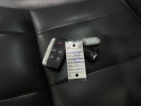 Used 2017 Land Rover Discovery SE image 40