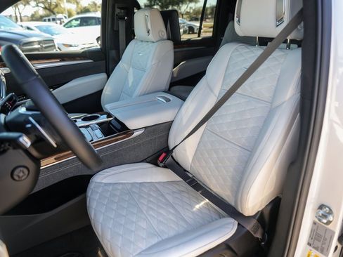 Certified 2025 Cadillac Escalade ESV Sport Platinum image 7