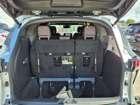 Used 2024 Toyota Sienna Platinum FWD image 21