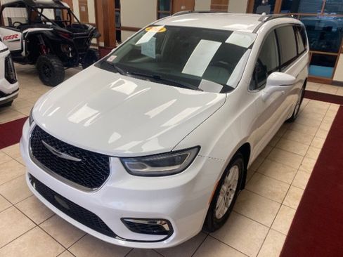 Used 2021 Chrysler Pacifica Touring-L FWD image 1