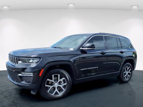 Used 2025 Jeep Grand Cherokee Limited w/ Luxury Tech Group II AWD/4WD image 2