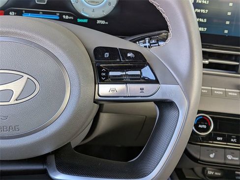 Used 2025 Hyundai Elantra SEL image 16