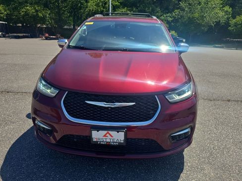 Used 2022 Chrysler Pacifica Limited FWD image 2
