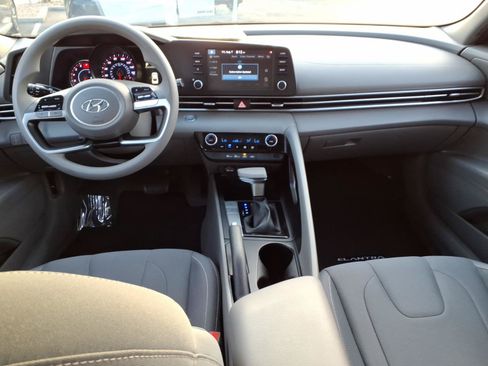 Used 2022 Hyundai Elantra SEL w/ Preferred Accessory Package FWD image 11