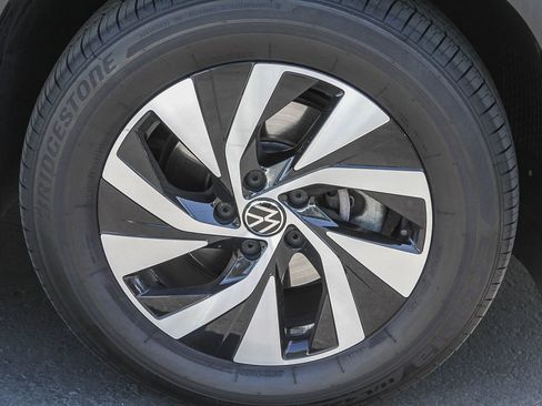 Used 2025 Volkswagen Tiguan S image 12