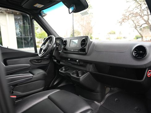 Used 2020 Mercedes-Benz Sprinter 2500 image 21