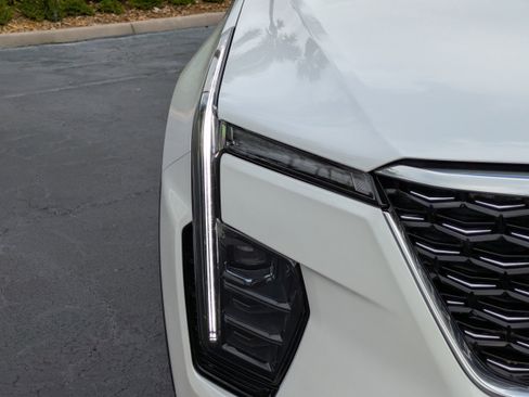 Used 2025 Cadillac XT4 Premium Luxury w/ Technology Package image 9