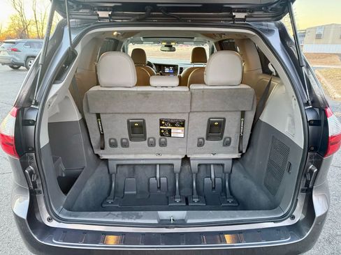 Used 2020 Toyota Sienna XLE image 19