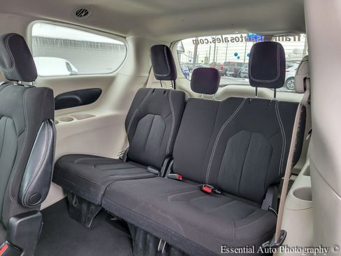 Used 2022 Chrysler Voyager LX image 14