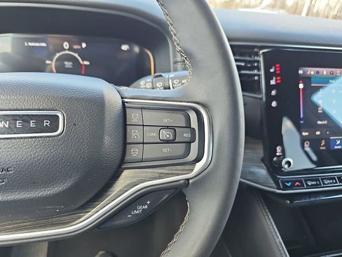 Used 2024 Jeep Wagoneer L Series II w/ Flexible Seating Group image 21