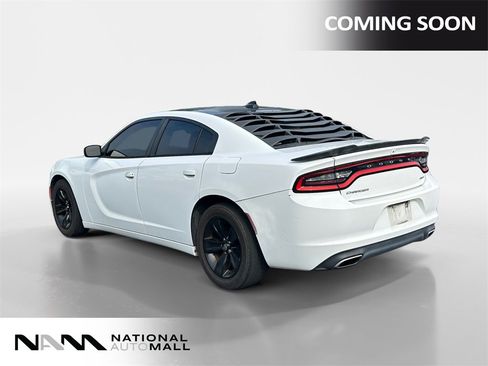 Used 2015 Dodge Charger SXT image 3