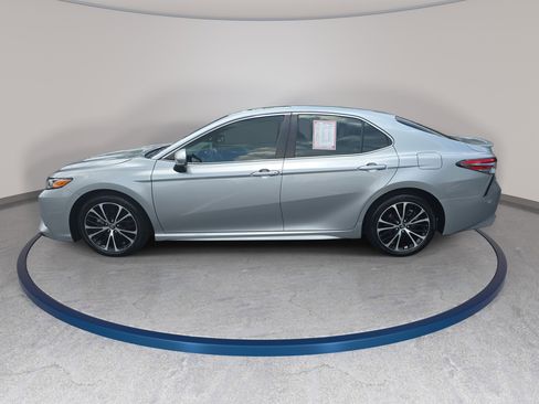 Used 2018 Toyota Camry SE w/ Moonroof Package FWD image 8