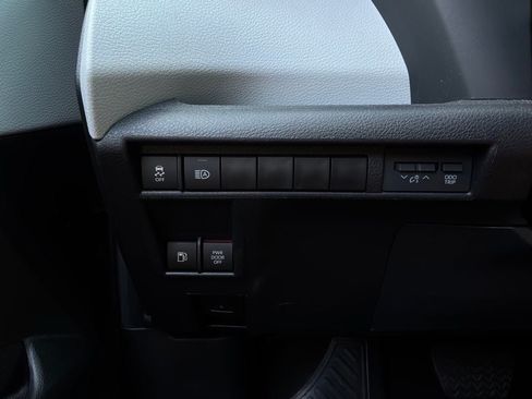 Used 2025 Toyota Sienna XLE FWD image 28