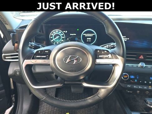Used 2022 Hyundai Elantra Limited FWD image 13