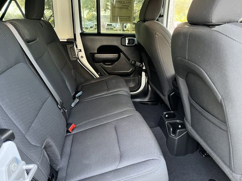 Used 2022 Jeep Wrangler Unlimited Sport image 17