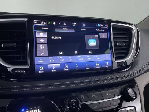 Used 2023 Chrysler Pacifica Limited FWD image 14